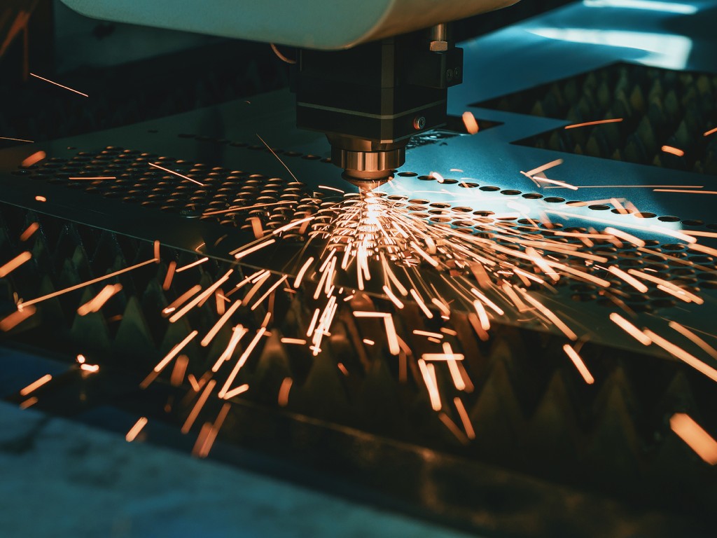 Fotografía de máquina de corte láser en mecanizado de Satech Láser