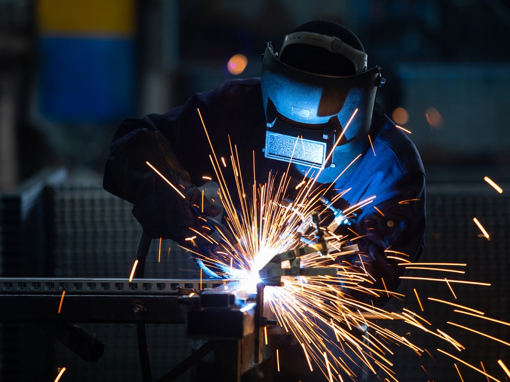Fotografía de trabajador del metal en Satech Láser